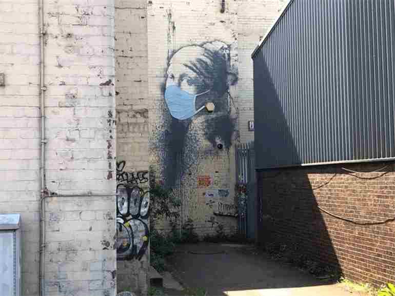 Πιο επίκαιρο από ποτέ : Το πιο διάσημο γκράφιτι του κόσμου απέκτησε μάσκα προστασίας από τον κορωνοϊό