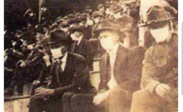 Μια σπάνια φωτογραφία με φιλάθλους να φοράνε μάσκες κορονοϊού στην πανδημία του 1918