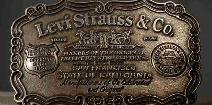 Το 1850 ο Levi Strauss παρουσιάζει το πρώτο τζιν παντελόνι
