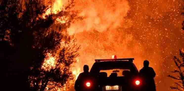BBC : “Οι πυρκαγιές της Ελλάδας οργίζονται εκτός ελέγχου”