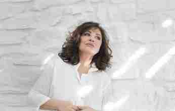 Η Χάρις Αλεξίου επιστρέφει στη σκηνή με το θεατρικό αφήγημα «Μεταμφίεση»