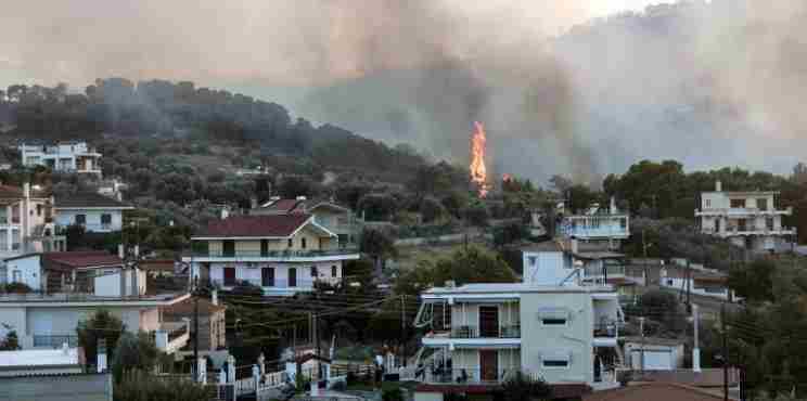 Συνεχίζεται η μάχη για τον έλεγχο της πυρκαγιάς στις Κεχριές – Δείτε τη φωτιά σε time-lapse βίντεο