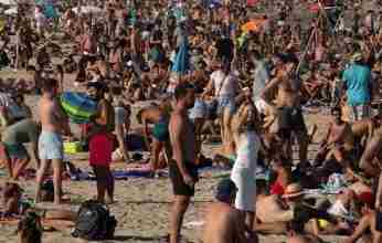 Οι Ισπανοί κατέκλυσαν τις παραλίες της Βαρκελώνης, αψηφώντας τις συστάσεις των αρχών