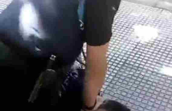 Ισπανός αστυνομικός πατάει στον λαιμό 14χρονο γιατί δεν φόραγε μάσκα