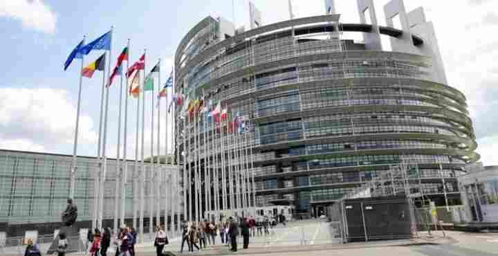 Ευρωκοινοβούλιο: Με επείγουσες διαδικασίες το «πράσινο» ψηφιακό πιστοποιητικό για τις μετακινήσεις