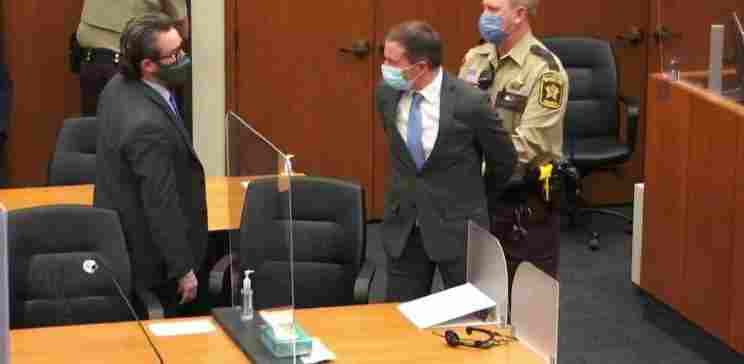 Δολοφονία Τζορτζ Φλόιντ: Το δικαστήριο έκρινε ένοχο για όλες τις κατηγορίες τον Ντέρεκ Σόβιν