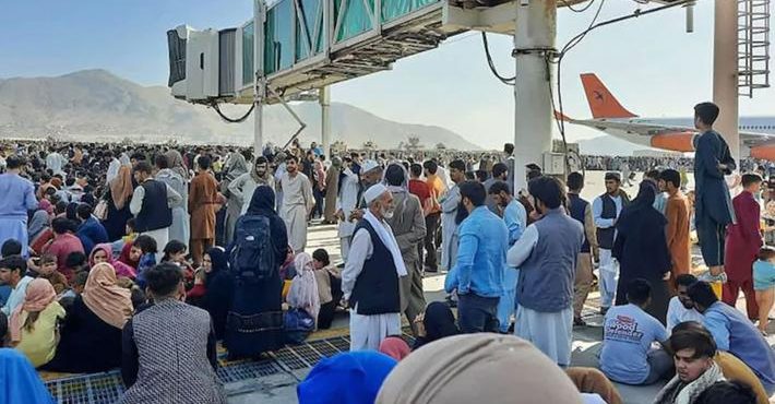 Αφγανιστάν: «Χάος» στο αεροδρόμιο της Καμπούλ – Νεκροί 8 άνθρωποι που ήθελαν να διαφύγουν