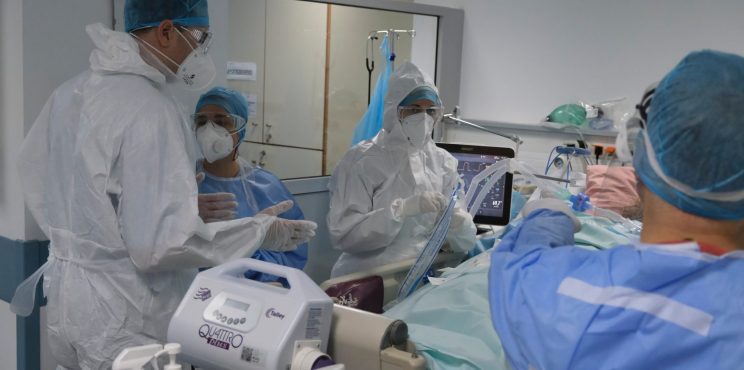 Εφημερίες τρόμου στα νοσοκομεία και προειδοποιήσεις επιστημόνων για… 10.000 κρούσματα