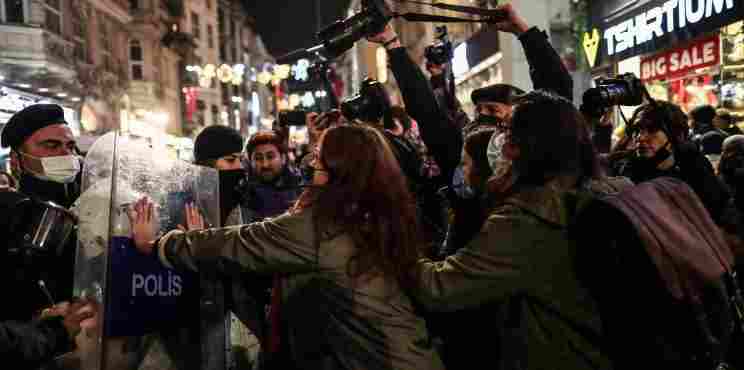 Ταραχές στην Κωνσταντινούπολη μετά την αυτοκτονία φοιτητή