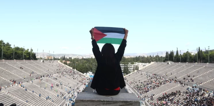 Δεκάδες παλαιστινιακές σημαίες στον 40ο Μαραθώνιο της Αθήνας
