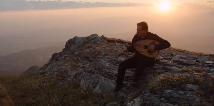 Το μουσικό ντοκιμαντέρ του Θανάση Παπακωνσταντίνου «Περί-ληψη – Τραγούδια στην αγκαλιά της φύσης» ελεύθερα διαθέσιμο