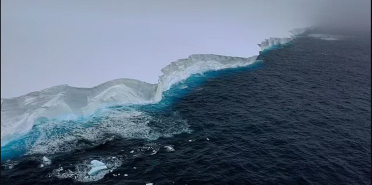 Το μεγαλύτερο παγόβουνο του κόσμου καταγράφηκε στην κάμερα
