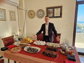 Η Τέχνη του «Γελαστού Ηγεμόνα» και το Τάνγκο της Υποκρισίας