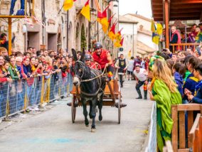 Τι θα ντυθεί πάλι ο “μπαγάσας”; – Η πρόκληση που “διχάζει” πριν τη μεγάλη παρέλαση!