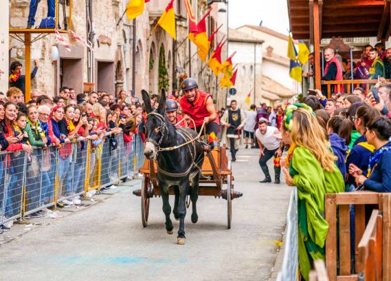Τι θα ντυθεί πάλι ο “μπαγάσας”; – Η πρόκληση που “διχάζει” πριν τη μεγάλη παρέλαση!