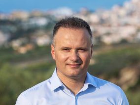 Ξυλόκαστρο: Όταν η Ιστορία γίνεται εργαλείο μικροπολιτικής και το πολιτικό σύμπλεγμα καύσιμο αντιπολίτευσης