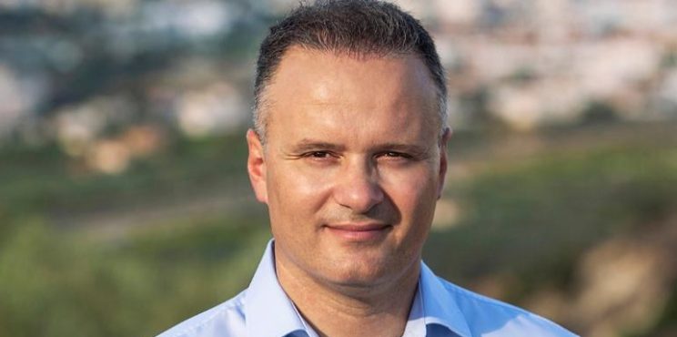 Ξυλόκαστρο: Όταν η Ιστορία γίνεται εργαλείο μικροπολιτικής και το πολιτικό σύμπλεγμα καύσιμο αντιπολίτευσης