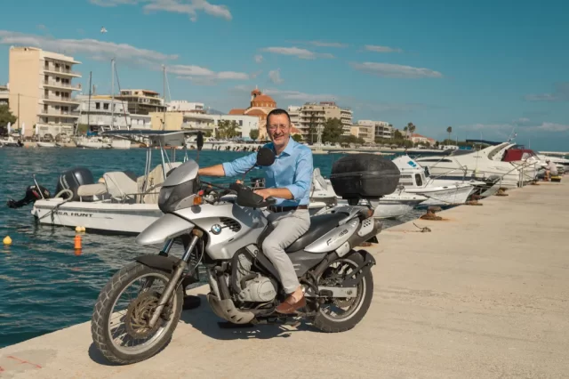 Η στρατηγική της «ιδρωμένης ειλικρίνειας» στο νέο βίντεο Σταματόπουλου