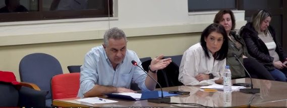 Με θεσμικό «Βατερλό» και δικηγορίστικες ντρίμπλες πέταξαν την μπάλα στην κερκίδα για την απώλεια του πάρκινγκ στην Πικραγκουριά