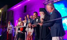Οι κορδέλες κόβονται· η μνήμη δεν εγκαινιάζεται.