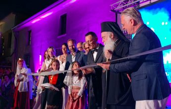 Οι κορδέλες κόβονται· η μνήμη δεν εγκαινιάζεται.
