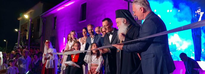 Οι κορδέλες κόβονται· η μνήμη δεν εγκαινιάζεται.